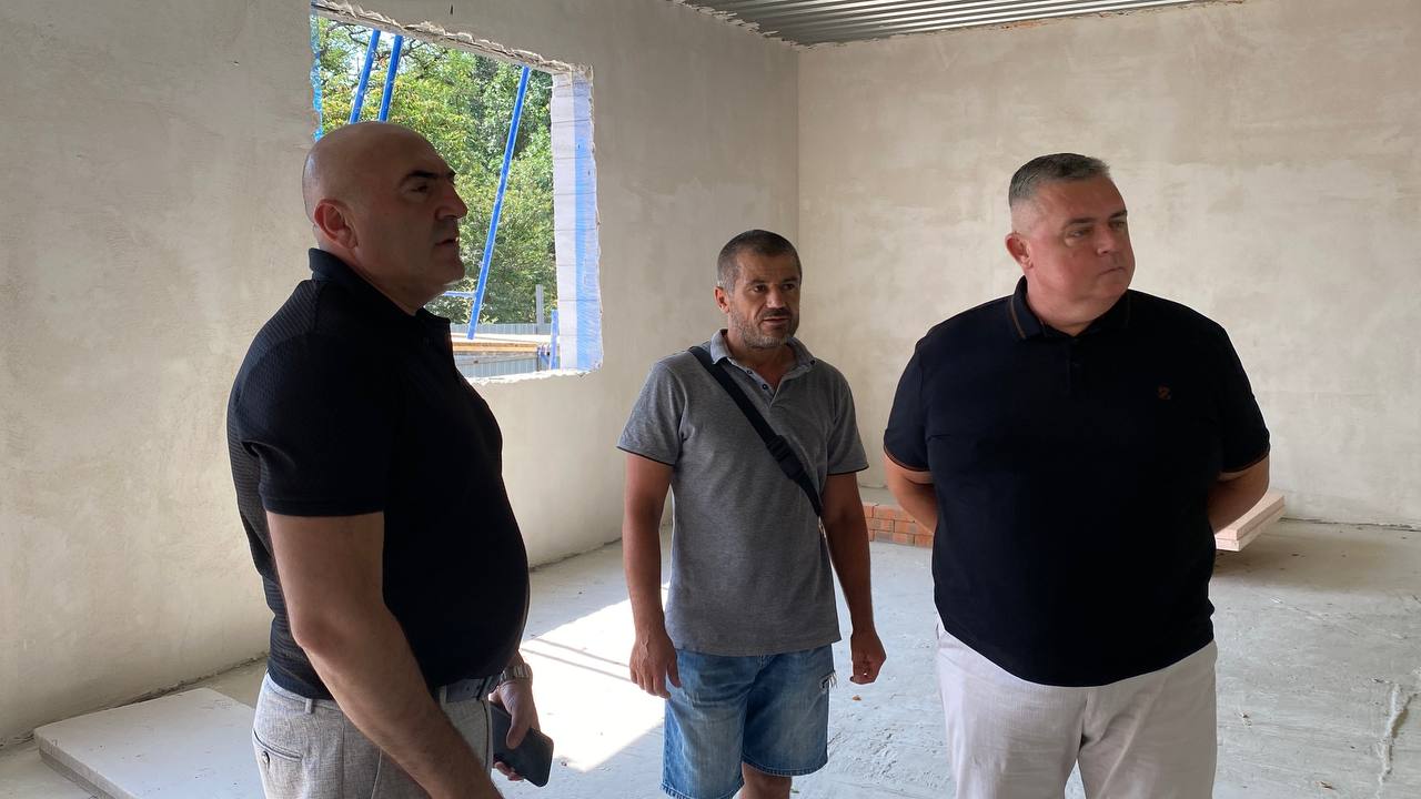 Больше чем на половину готово включенное в народную программу «Единой России» здание МФЦ в Нижних Серогозах Херсонской области С ходом строительства объектов народной программы – зданий МФЦ и отделения Соцфонда ознакомились представители «Единой России» в ходе народного контроля. В поселке Нижние Серогозы жители очень ждут открытия нового МФЦ, который возводит в райцентре Минстрой России. Здесь в скором времени будет работать 5 окон. Сейчас строители ведут кровельные и фасадные работы. На этой строительной площадке побывали депутат областной Думы Хорен Габриелян и секретарь местного отделения «Единой России», глава округа Владислав Никитенко. В Нижних Серогозах завершается строительство нового МФЦ и восстанавливается отделение Соцфонда. Работы идут по народной программе «Единой России» при участии Минстроя России. В новом МФЦ откроется пять окон обслуживания, в том числе — для подачи документов в МВД и получения сложных госуслуг. Возвращаем людям комфорт и доступ к важнейшим услугам, - подчеркнул секретарь регионального отделения «Единой России», Губернатор Херсонской области Владимир Сальдо. Осмотрели представители «Единой России» и ремонтируемое здание отделения Социального фонда России. В мае прошлого года украинские нацисты ударами ракет фактически разрушили это здание. На сегодняшний день активно проводятся восстановительные работы – стены зачищены до основания, строители в данный момент делают новую кровлю. #ЕдинаяРоссия #НароднаяПрограмма #МФЦ #СоцФонд #МинстройРоссии