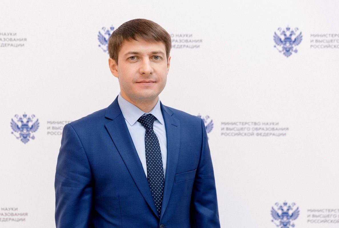 Ректор СКФУ Дмитрий Беспалов покинул пост Дмитрий Беспалов покинул должность главы Северо-Кавказского федерального университета в связи с переводом на другое место работы, сообщили в пресс-службе вуза. Дмитрий Николаевич возглавил СКФУ в конце 2019 года как временно исполняющий обязанности, а в июле 2020 года официально стал ректором по распоряжению правительства. Он руководил Советом Консорциума университетов СКФО, был избран председателем ставропольского краевого отделения Русского географического общества, которое в 2024 году вошло в тройку лучших по России. С июля 2024 года является членом Правления Российского союза ректоров. Весной 2025 года Минобрнауки присвоило ему звание «Почетный работник сферы образования Российской Федерации». / Все наши каналы