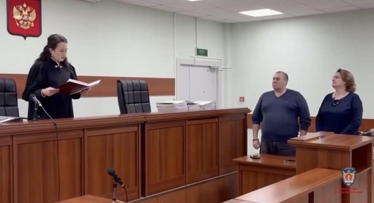 Суд в Красноярске вынес приговор Анне Москвиной которая раньше занимала пост заместителя министра здравоохранения региона В 2021 году краевое Министерство здравоохранения заключило контракты на поставку техники для пяти больниц Когда оборудование привезли Москвина согласовала его приемку и распорядилась полностью оплатить счета Однако следователи выяснили что аппараты не соответствовали условиям контракта По данным СК замминистра знала об этом но проигнорировала обязательную процедуру когда технику должна проверять специальная комиссия В результате ущерб министерству оценили в 126 5 миллиона рублей Сама Анна Москвина свою вину так и не признала Она настаивает что не нарушала закон и действовала по правилам Ей назначили три года лишения свободы условно Подробнее на Бабре красноярск kras 24