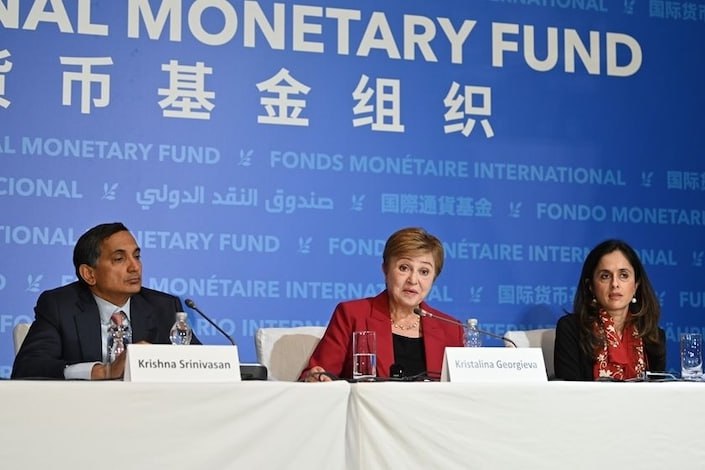 Глава МВФ призвала китайскую молодежь тратить деньги Директор распорядитель Международного валютного фонда МВФ Кристалина Георгиева призвала больше внимания уделять китайской молодежи а не нынешней модели в которой домохозяйства сберегают крупные суммы Это необходимо чтобы увеличить внутреннее потребление и снизить зависимость от экспорта Вы молодежь должны помочь матерям отцам бабушкам и дедушкам изменить отношение Тратить деньги это патриотично отметила она По прогнозам средний уровень инфляции в Китае вырастет с 0 в 2025 году до 0 8 в 2026 м МВФ также повысил прогноз роста экономики Китая до 5 в 2025 году и 4 5 в 2026 м Это на 0 2 и 0 3 процентных пункта соответственно выше чем в октябрьском прогнозе Оценки улучшили благодаря мерам стимулирования экономики и более низким чем ожидалось тарифам на китайский экспорт Новости Китая ЭКД