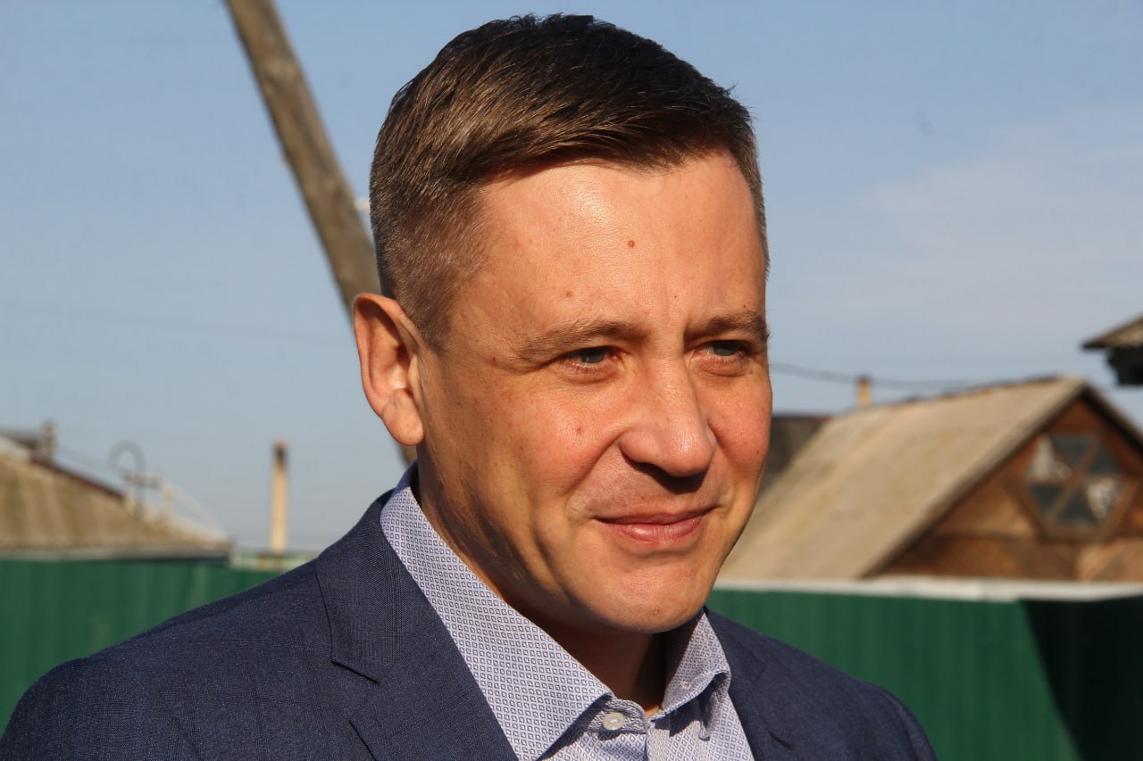 Генерального директора Омскэлектро Жуковского заключат под стражу Генерального директора Омскэлектро Андрея Жуковского обвинили в злоупотреблении должностными полномочиями ч 3 ст 285 УК РФ Сегодня Куйбышевский районный суд избрал ему меру пресечения Как сообщает пресс служба омских судов Жуковский проведет под стражей ближайшие 2 месяца Отметим что постановление о мере пресечения пока не вступило в законную силу Гендиректор может его обжаловать В чем заключается превышение полномочий в суде не уточнили