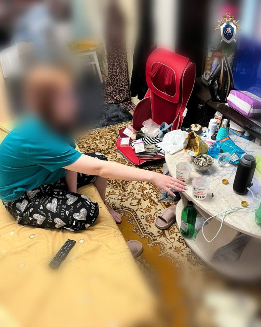 На Сахалине женщина подмешала сожителю в спиртное отравляющее вещество  Это произошло в Долинске. Пара распивала алкоголь в квартире дома, расположенного на Пионерской. Опасный коктейль 26-летняя фигурантка сделала спутнику жизни после конфликта.   «Свой преступный умысел обвиняемая довести до конца не смогла, по независящим от нее обстоятельствам, поскольку потерпевший своевременно обратился в больницу, где ему была оказана медицинская помощь», – сообщили в следственном комитете.    Женщину обвиняют в покушении на убийство. По решению суда она заключена под стражу.      Подписывайся на «СолнцеТВ»    Прислать новость