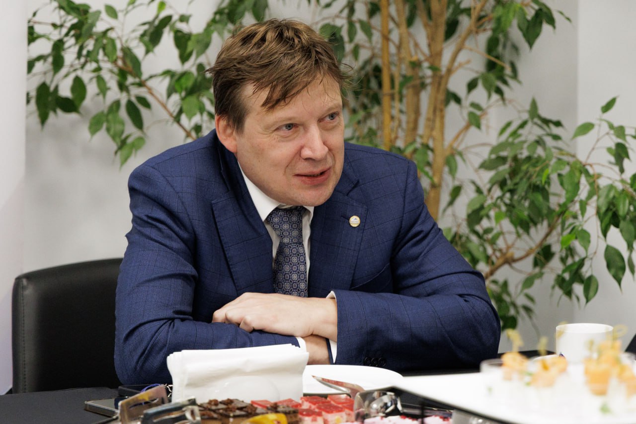НОСТРОЙ и регионы вместе ищут новые пути развития Во второй день работы XII Международного строительного форума и выставки 100 TechnoBuild в Екатеринбурге в рамках региональной гостиной инициированной президентом Национального объединения строителей НОСТРОЙ Антоном Глушковым собрались представители исполнительной власти Урала Сибири и Приволжья Открытый разговор начатый по душам выявил общий круг проблем и стремление к более тесному сотрудничеству Инициативу НОСТРОЙ по усилению межрегиональных связей участники встречи поддержали единогласно Подробнее   www ancb ru publication read 20218