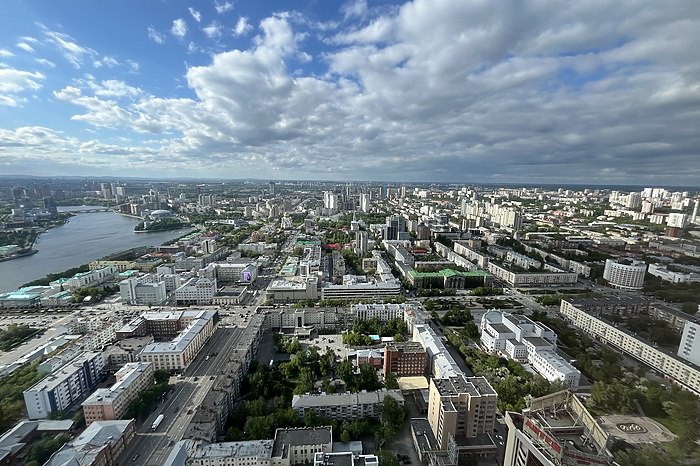 В Екатеринбурге закроют дорогой бассейн на крыше Высоцкого В Екатеринбурге временно закроют бассейн на крыше небоскрёба Высоцкий Посетить его нельзя будет почти неделю Как сообщили в администрации комплекса Sky infinity pool приостановит работу с 22 по 26 сентября из за ремонтных работ и подготовки к новому сезону uralweb ru