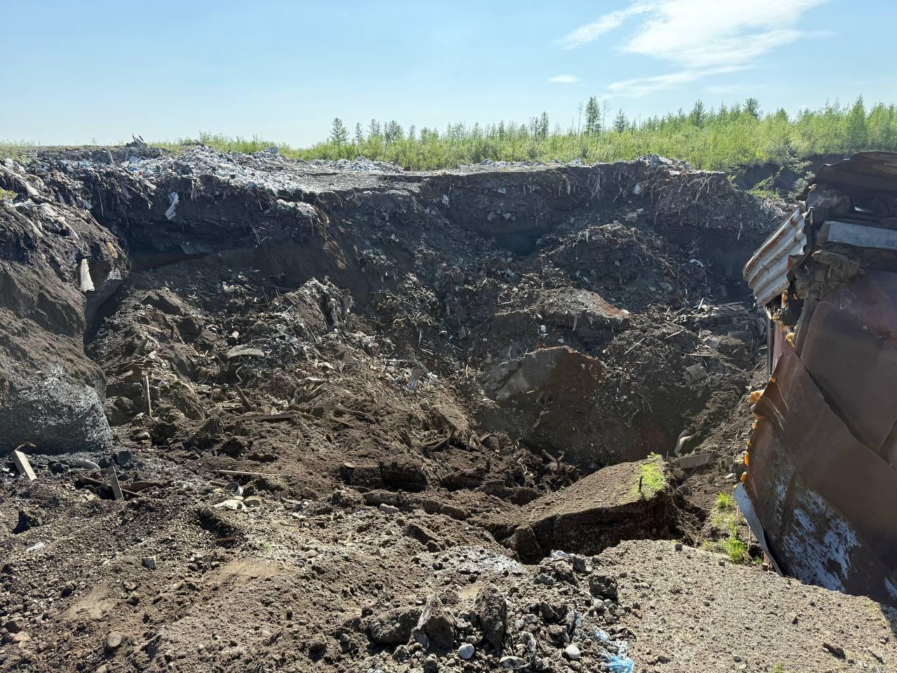 Грунт на глубине 25 метров обрушился недалеко от рудника «Маяк» в Норильске. На месте обвала находился вагончик, предположительно, с женщиной-сторожем. Идет поиск пропавших, — сообщает краевая прокуратура. Регнум