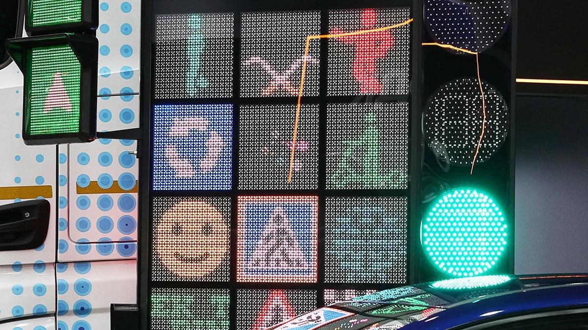 Правительство скорректировало требования для признания российскими светодиодов составной части лампочек и осветительных приборов Это следует из утвержденного постановления правительства ПП 2033 опубликованного 16 декабря 2025 г С 1 января 2026 г отечественной будет признаваться продукция если при ее изготовлении за операции произведенные на территории РФ начисляется не менее 32 баллов В ранее действовавшей редакции для признания продукции отечественной с 1 января 2025 г нужно было набрать за выполненные в России технологические операции не менее 200 баллов Таким образом общие требования к диодам будут резко снижены Помимо этого количество баллов начисляемых за каждую операцию также будет пересмотрено Данным актом ПП 2033 учтены уже освоенные операции а также предусмотрено повышение требований к уровню локализации на несколько лет вперед Это призвано обеспечить стимулирующий эффект для предприятий готовых развиваться в России и углублять уровень локализации отечественной продукции Нововведение это не ужесточение а создание прозрачных и долгосрочных правил Установленные пороги 32 балла к 2026 г и 70 баллов к 2030 г предоставляют предприятиям переходный период для адаптации и развития производственных цепочек в России Представитель Минпромторга надеется что новая система создаст четкий ориентир для инвестиций в локализацию полного цикла производства Производители оказались в ситуации когда с 2025 г набрать необходимые 200 баллов не смогло ни одно предприятие ввиду отсутствия отечественных корпусов и кристаллов В России планируется организовать производство отечественных корпусов и кристаллов необходимых для светодиодов говорил представитель Минпромторга еще в июле 2024 г Тогда проект проходил согласование с советом по развитию электронной промышленности в министерстве Запуск производства светодиодов обсуждался с зеленоградским заводом Микрон входящим в ГК Элемент и калининградской GS Group Но окончательного решения принято не было Корпусированием установкой полупроводниковых кристаллов в корпуса светодиодов занимаются GS Group и армавирская компания Русид Но серийного выпуска и корпусирования кристаллов для светодиодов в России нет Также в России есть ряд производителей светодиодов которые освоили мелкосерийное производство в частности можно выделить АО Протон говорил в начале июля 2024 г представитель Минпромторга