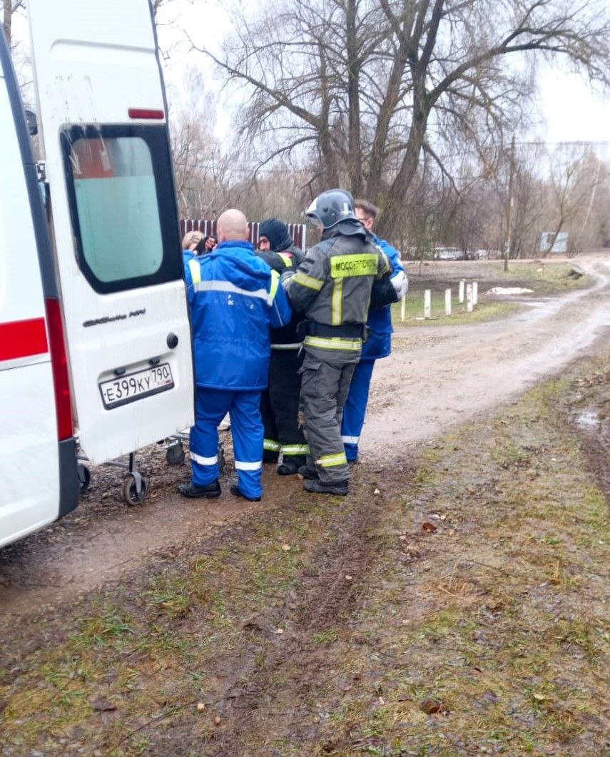 Пенсионерку с признаками инсульта спасли в Наро-Фоминске  Спасателей вызвала бдительная соседка: она пришла проверить пострадавшую, однако дверь никто не открыл. Заглянув в окно, женщина обнаружила на кровати пенсионерку, которая машет руками в попытках показать, что нуждается в помощи.  Прибыв на место, спасатели через окно забрались в дом и открыли медикам входную дверь. Те оказали женщине первую помощь и на носилках перенесли в машину скорой. Пенсионерка была госпитализирована с предварительным диагнозом «инсульт».   Иногда бдительность соседей может сыграть на руку.    Подпишись Поделись новостью