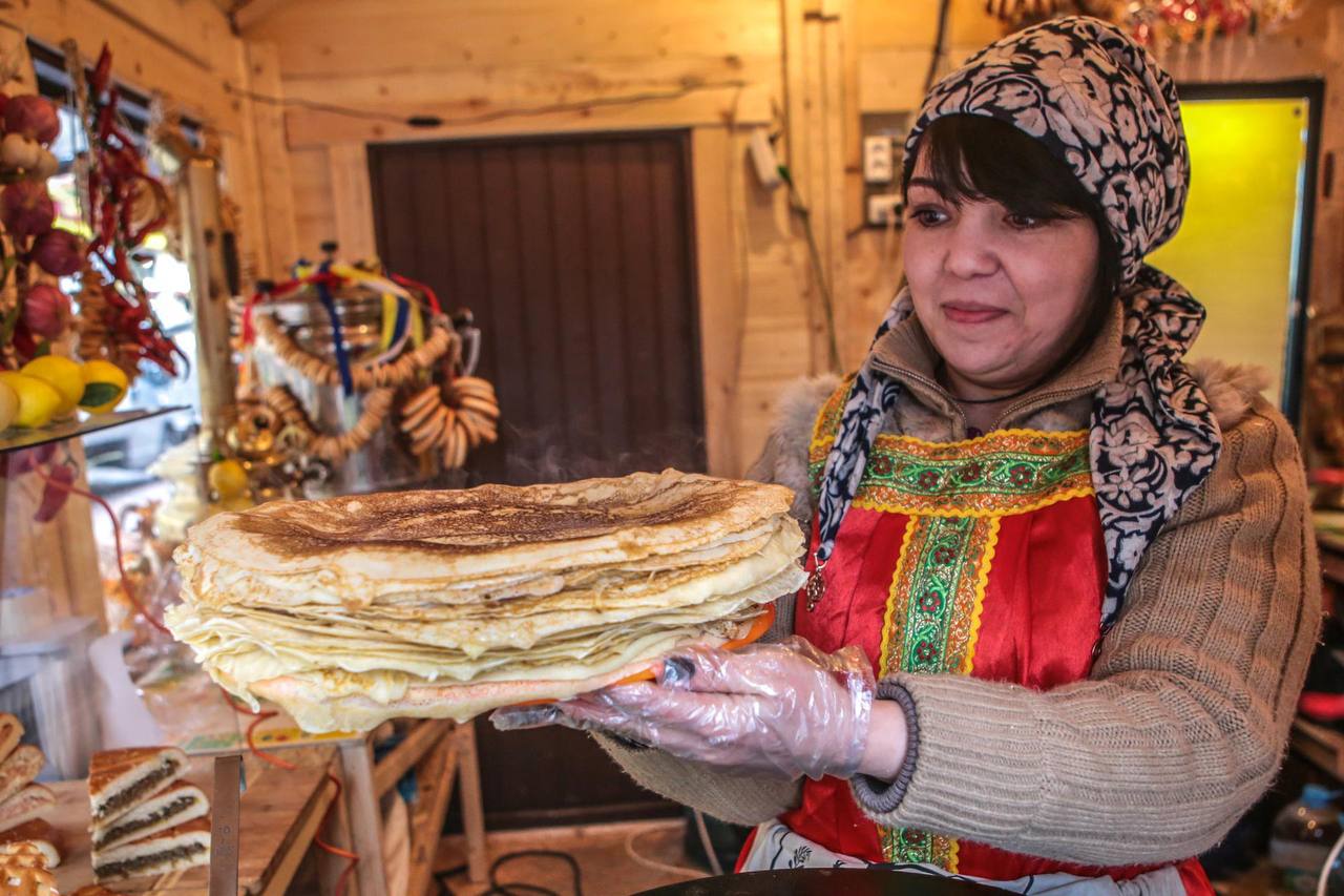 Средняя стоимость блинов на Масленицу составит около 209 рублей следует из данных Росстата Для подсчёта использовался рецепт блинов из Книги о вкусной и здоровой пище В рецепт входят 40 г дрожжей 1 кг пшеничной муки 1 литр молока 18 мл растительного масла два яйца 50 г сахара и 15 г соли Наиболее затратными оказались молоко 97 7 рубля за литр и мука 55 8 рубля за кг Дрожжи обошлись в 24 8 рубля Два куриных яйца стоят 18 7 рубля Самыми дешёвыми продуктами стали подсолнечное масло 8 2 рубля сахар песок 3 4 рубля и соль 0 3 рубля сообщили РИА Новости В 2026 году Масленица празднуется с 16 по 22 февраля А вы будете отмечать Масленицу конечно буду у меня другие планы Сергей Коньков ДП Подписаться на ДП в Telegram MAX