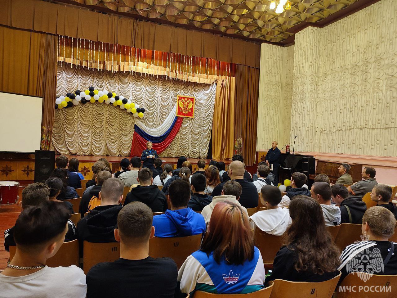 В Геническом техникуме сферы обслуживания провели мероприятие по пожарной безопасности для 120 человек  Занятие организовали сотрудники МЧС России по Херсонской области совместно с представителями отдела гражданской обороны Администрации Генического округа.  Студентам и работникам учебного заведения рассказали об основных причинах возникновения пожаров, а также напомнили рекомендации по их предотвращению.     ПОДПИСАТЬСЯ НА ТАВРИЮ