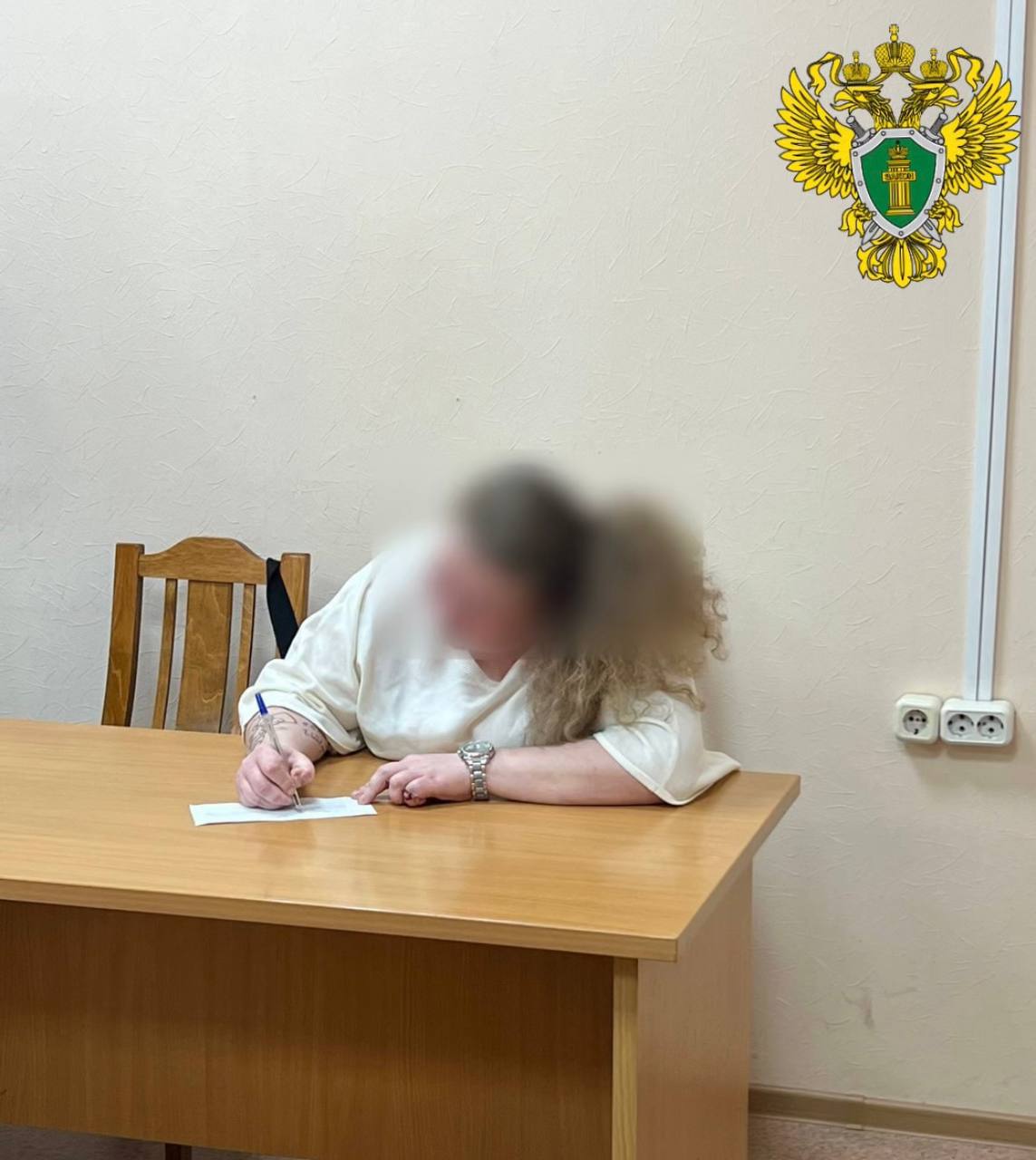 Жительница областного центра осуждена за хищение денежных средств погибшего участника СВО Октябрьский районный суд г Архангельска согласился с позицией государственного обвинителя и признал виновной жительницу областного центра по п в г ч 3 ст 158 УК РФ кража совершенная группой лиц по предварительному сговору в крупном размере с банковского счета Установлено что осужденная 11 03 2025 действуя с другим участником уголовное преследование в отношении которого прекращено в связи со смертью зная о том что ее бывший супруг погиб при выполнении боевых задач в зоне специальной военной операции а на его банковском счете имеются денежные средства решила похитить их Понимая что к банковскому счету погибшего подключен абонентский номер оформленный на ее имя обвиняемая восстановила сим карту телефона своего бывшего супруга использование которого позволило совершать банковские операции и похитить со счета 270 тыс рублей Вину в инкриминируемом преступлении в ходе судебного заседания подсудимая признала полностью Приговором суда ей назначено наказание в виде 2 лет лишения свободы условно с испытательным сроком 2 года Кроме того судом удовлетворен иск о взыскании причиненного ущерба с подсудимой