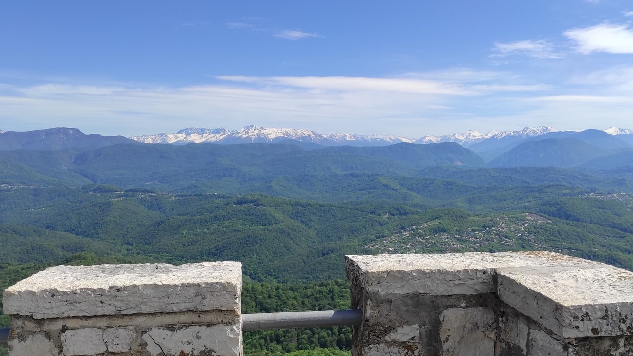 Сочинский нацпарк и Кавказский заповедник незаконно заработали на детях 43 млн рублей В целом прокуратура вскрыла масштабные нарушения в Сочинском нацпарке и Кавказском заповеднике с общим ущербом более 3 млрд рублей Проверка прошедшая в сентябре 2025 года выявила шокирующий факт администрация во главе с Сергеем Шевелевым самовольно отменила право на бесплатное посещение для детей С 2023 года с 270 тысяч детей брали плату за вход в объекты Южные культуры Гузерипль и Лаура незаконно выручив 43 миллиона рублей Но на этом проблемы не заканчиваются Прокуроры установили что руководство заповедных территорий бездействует в борьбе с незаконными рубками Выявлен 21 такой случай на 1 3 млрд рублей причём иногда вырубки вели сами сотрудники парка Колоссальный ущерб нанесло и строительство узкоколейки в ущелье Ахцу где повреждены редкие краснокнижные растения а сумма ущерба выросла с 14 6 млн до почти 1 млрд рублей Отдельной строкой проходит разорение Тисо самшитовой рощи Застройщики свалив там грунт запрудили реку что привело к затоплению уникального памятника природы Ущерб оценивается ещё в 1 млрд рублей Системные нарушения уже стали темой разговора на высшем уровне на Совете по нацпроектам 10 декабря президенту доложили о формировании в нацпарке серой зоны для допуска туристов Подписывайтесь на Экодиктатуру