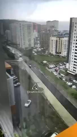Во Владивостоке водители сняли ограждения для проезда по новому асфальту