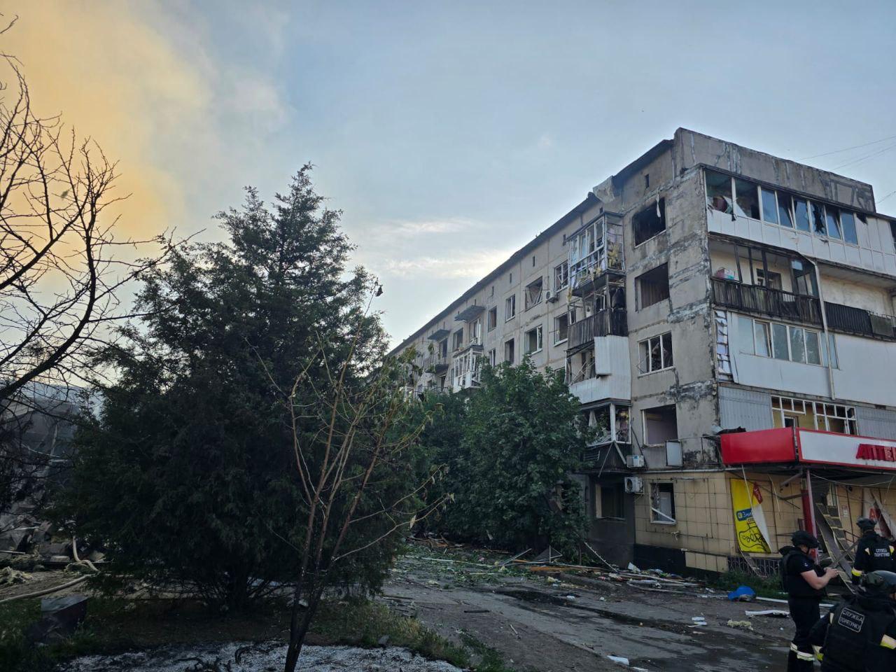 В результате авиаудара по центру города Доброполье находится под контролем украинской стороны в Донецкой области погибли два человека и 27 пострадали, удар пришелся по торговому центру, повреждены торговые точки, многоэтажки и автомобили — местные власти