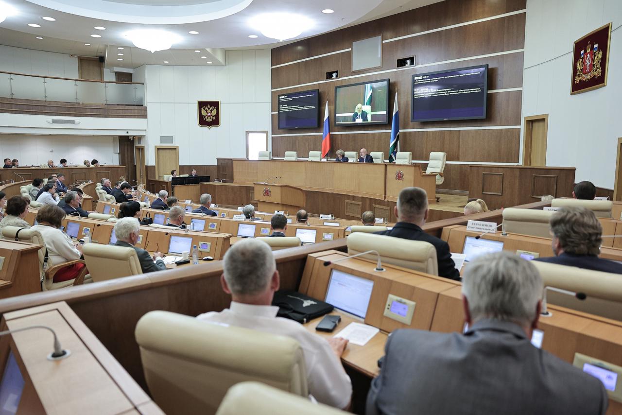 XVIII сессия Европейско-Азиатского правового конгресса начнет работу 6 июня в конгресс-центре МВЦ «Екатеринбург-ЭКСПО»  Конгресс станет точкой притяжения профессиональных юристов — учёных и практиков — из стран ЕАЭС, БРИКС, ШОС, а также политиков, представителей публичных органов власти и бизнеса. Тема пленарной сессии — «Право и новая реальность».  Онлайн-трансляция пленарной сессии будет доступна на официальной странице УрГЮУ имени В.Ф. Яковлева.   Ранее сегодня председатель Комитета Государственной Думы по государственному строительству и законодательству Павел Крашенинников и Председатель Законодательного Собрания Людмила Бабушкина провели совместное заседание Ассамблеи Свердловского регионального объединения «Депутатская вертикаль» и Совета представительных органов муниципальных образований Свердловской области, в ходе которого обсудили с представителями муниципалитетов стартующую реформу системы органов местного самоуправления.  «Часть регионов России уже перешли на одноуровневую систему, часть – в ближайшее время не будут переходить, часть – находятся в смешанном состоянии. Кроме определения наиболее подходящей для того или иного региона системы организации местного самоуправления, существует достаточно много вопросов, связанных с компетенцией органов местного самоуправления, с возможностью передачи полномочий с одного уровня власти на другой», – подчеркнул Павел Крашенинников.   Работа над проектом нового Федерального закона продолжалась пять лет, причём уральцы приняли в ней самое активное участие. В конце 2021 года этот законопроект обсуждался на заседании Свердловского регионального объединения «Депутатская вертикаль».  «Прежде всего, нам нужно будет внести изменения в Устав Свердловской области. Позже начнётся работа по приведению большого блока региональных законов в соответствие с новым Федеральным законом. Перед этим необходимо определиться, какая система организации местного самоуправления будет наиболее оптимальной для нашего региона: одноуровневая, двухуровневая или смешанная. Напомню, в настоящее время на Среднем Урале существует двухуровневая система муниципальной власти. Мы вместе с органами исполнительной власти будем обсуждать этот вопрос», – пояснила Людмила Бабушкина.  Фото: Законодательное Собрание Свердловской области.