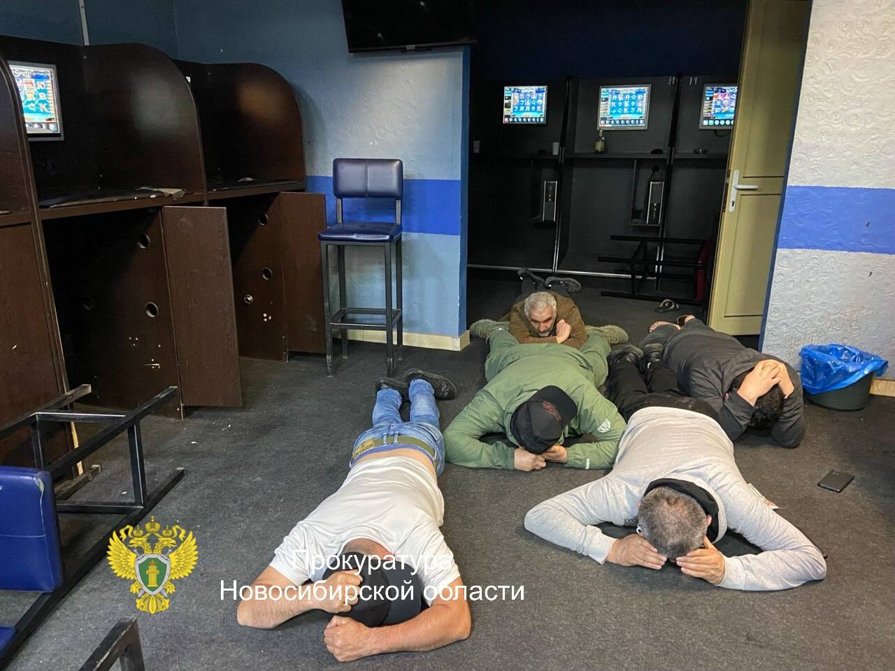 Новое дело о подпольных казино завели в Новосибирске  Четыре жителя Новосибирска задержаны по подозрению в организации нелегальных азартных игр группой лиц в особо крупном размере  ч. 3 ст. 171.2 УК , сообщили в региональном управлении Следственного комитета 19 мая.  По версии силовиков, три подпольных заведения с компьютерами и установленными на них игровыми программами работали в Заельцовском и Октябрьском районах города.  В то же время областная прокуратура сообщает о нелегальных казино ещё в Центральном и Ленинском районах. «Вход [в заведения] осуществлялся по специальному приглашению. Игровой процесс был организован с помощью компьютерной техники», — рассказали в ведомстве.   СК сообщает об изъятии 160 единиц оборудования, прокуратура — о 270. Кроме того, силовики забрали более 300 тыс. рублей.  Это не первое крупное дело о нелегальных казино в Новосибирске. По самому громкому из них проходят высокопоставленные сотрудники МВД разных подразделений.  Подписаться  Прислать новость  Помочь бустами