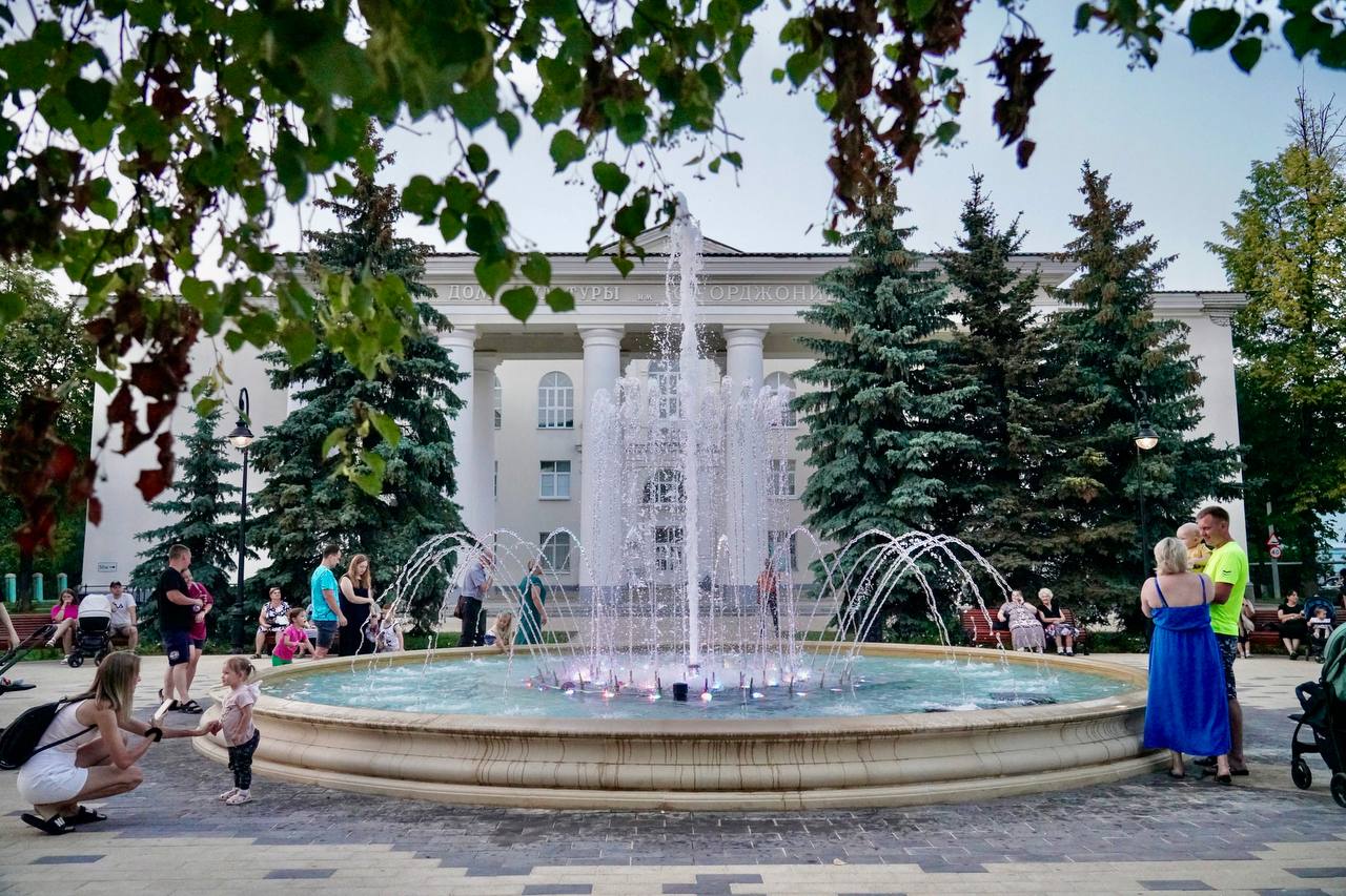 «На мой взгляд, он может претендовать на звание самого красивого пространства, которое появилось в этом году», — так мэр Нижнего Новгорода высказался о сквере у ДК имени С. Орджоникидзе, который закончили благоустраивать. Рабочие уделили внимание освещению и озеленению площадки, установили там качели и лавочки, а также сделали площадь, дорожки и велопарковку, рассказал глава города. А как вам благоустройство?