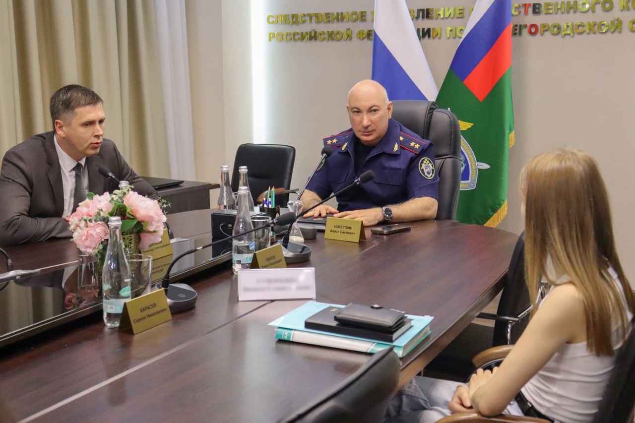 Руководитель регионального следственного управления провел тематический личный прием граждан из числа детей-сирот и детей, оставшихся без попечения родителей Сотрудники следственного управления СК России по Нижегородской области в тесном взаимодействии с органами исполнительной власти предпринимают всесторонние меры для разрешения проблем, связанных с нарушением жилищных прав граждан из числа детей-сирот и детей, оставшихся без попечения родителей. Работа ведется не только в правовом поле, но и включает в себя широкое межведомственное сотрудничество, а также взаимодействие с общественными институтами. Сегодня руководитель регионального следственного управления генерал-лейтенант юстиции Айрат Саетович Ахметшин совместно с заместителем Губернатора Нижегородской области Андреем Николаевичем Гнеушевым провел личный прием граждан, чьи обращения по вопросу обеспечения жилым помещением находятся на особом контроле в следственном управлении. Айрат Саетович отметил, что сотрудники следственного управления ведут постоянную работу по контролю вопросов, касающихся предоставления жилья детям-сиротам. Особое внимание уделяется качеству жилых помещений, срокам их передачи, освоению выделенных бюджетных средств и исполнению судебных решений. В процессе анализа выявляются существующие проблемы и вырабатываются меры по повышению эффективности работы в данной сферы. Защита прав граждан из числа детей-сирот и детей, оставшихся без попечения родителей – одно из приоритетных направлений в деятельности сотрудников Следственного комитета России. Андрей Николаевич в ходе личного приема довел до присутствующих информацию о разрешении в отношении нескольких граждан из числа детей-сирот и детей, оставшихся без попечения родителей, жилищного вопроса и вручении ключей от квартир в ближайшее время. Реализация норм законодательства Российской Федерации в отношении соблюдения жилищных прав детей-сирот и детей, оставшихся без попечения родителей в регионе находится на особом контроля руководства Нижегородской области. По результатам личного приема руководителем следственного управления даны указания и поручения подчиненным сотрудникам, а разрешение принятых в ходе приема обращений взято под личный контроль. Вопросы граждан обратившихся на личный прием были разрешены и определены сроки предоставления жилых помещений.
