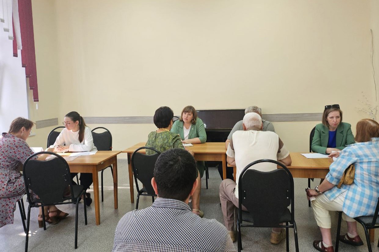 В Тамбове продолжается проведение расширенных общественных приемных. Они проходят не в кабинетах работников администрации, а непосредственно в разных частях областного центра. Накануне такие встречи состоялись в советах микрорайонов «Старинный» и «Железнодорожный». Ответить на вопросы горожан пришли представители Центрального теруправления, комитетов благоустройства, дорожного хозяйства и транспорта, ЖКХ. Прием также вели сотрудники правоохранительных органов. Организация парковочных зон, озеленение дворов, обустройства тротуаров, управление общим имуществом, подготовка к новому отопительному сезону — список вопросов, интересовавших тамбовчан. Все поступившие обращения были зарегистрированы и поставлены на контроль. По каждому назначена индивидуальная консультация и выезд специалиста на место. С началом лета также стартовал сезон «зеленых площадок». Вчера на встречу с жителями дворов на улицах Володарского,8, Чичканова,18,20, Рабочая,9 пришли работники профильных комитетов администрации Тамбова и сотрудники полиции. Горожане могли задать все интересующие вопросы: от обращения с отходами до озеленения дворов и ремонта дорог. Специалисты предложили пути совместного решения обозначенных проблем.