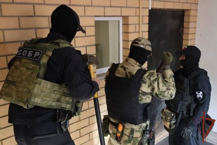 При силовой поддержке Росгвардии в Мордовии ликвидирован подпольный интим-салон Установлено, что заведение функционировало с ноября 2023 года. Управляющую салоном и пятерых администраторов задержали сотрудники МВД при содействии СОБР «Звезда» регионального управления Росгвардии. В ходе обыска изъяты оргтехника, мобильные телефоны, банковские карты, а также наличные деньги в рублях и иностранной валюте общей суммой более миллиона рублей. Возбуждено уголовное дело.
