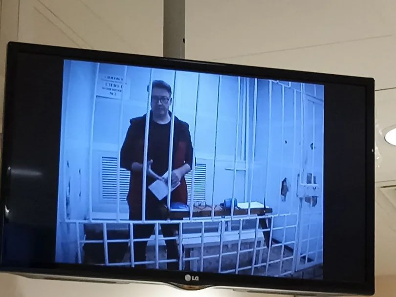 Прокуратура Башкирии поддержала гражданский иск о взыскании не менее 34 2 млн руб с бывшего главы Ижевска Олега Бекмеметьева обвиняемого в злоупотреблении должностными полномочиями Об этом стало известно в ходе прений 28 29 января где стороны представили свои позиции Гособвинитель поддержал обвинение в полном объеме предложив признать Олега Бекмеметьева виновным и назначить ему шесть лет лишения свободы в колонии общего режима и лишить права занимать должности на госслужбе на срок 3 года Фото объединенная пресс служба судейского сообщества Удмуртии Подписывайтесь на Ъ Уфа Оставляйте бусты