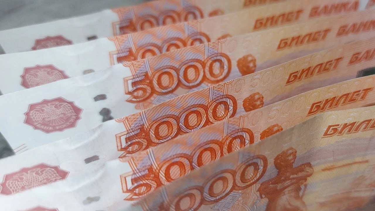 В Челябинске взыскали более 6 млн рублей с виновника смертельного ДТП Приставы помогли семье получить многомиллионную компенсацию морального вреда из за аварии произошедшей в июле 2023 года на улице Блюхера Водитель грузовика Howo двигался по левой полосе и врезался в попутный Lifan Тот столкнулся с автомобилем ВАЗ последний с Toyota В Lifan ехала семья супруги их дочь и 23 летний сын от первого брака мужчины Женщина и молодой человек погибли Глава семьи получил легкие травмы девочка серьезно пострадала Водителя приговорили к трем годам колонии поселения и назначили компенсацию морального вреда Во время расследования он в добровольном порядке перечислил 530 тысяч рублей на реабилитацию подростка суд это учел и определил к взысканию 6 млн 170 тысяч рублей Часть денег списали со счета осужденного часть перечислили его родственники К маю этого года когда мужчина освободился остаток составил около 4 млн Сам он говорил что ищет работу и сдает в аренду грузовик Определенные суммы поступали но этого было недостаточно так что встал вопрос об аресте автомобиля что и было сделано Вскоре моральный вред был полностью компенсирован сообщили в управлении Федеральной службы судебных приставов Вести Южный Урал Челябинск