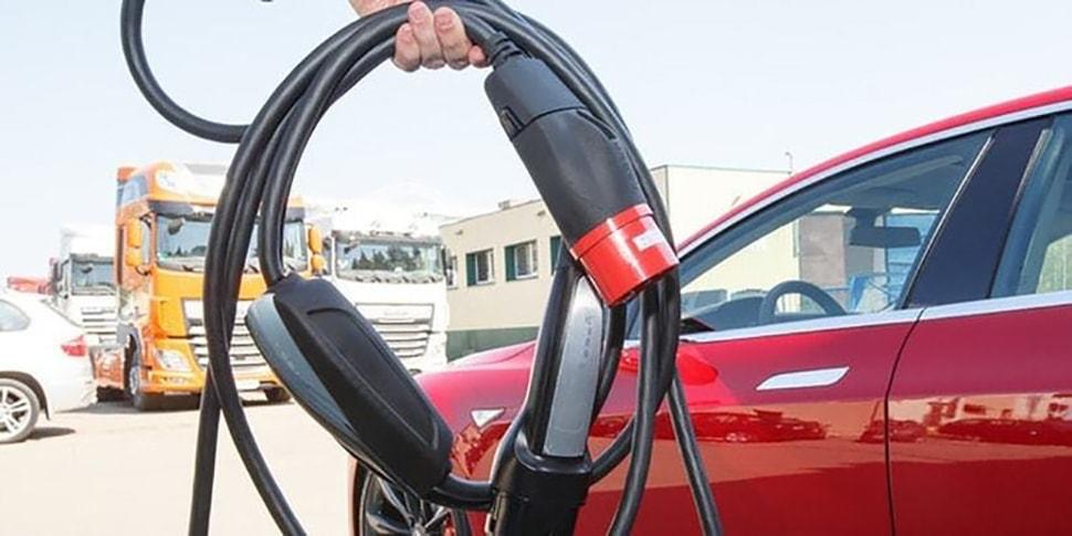 ЕАЭС освободит от пошлин ввоз электромобилей в Беларусь в 2026 году ЕАЭС договорился освободить от пошлин ввоз электромобилей в 2026 году Беларусь сможет ввезти 20 тысяч чистых электрокаров Армения и Кыргызстан по 15 тысяч электромобилей и последовательных гибридов Льгота действует только для граждан этих стран Передавать такие автомобили резидентам России и Казахстана запрещено Для последовательных гибридов действует дополнительное ограничение их нельзя передавать лицам постоянно проживающим в Беларуси