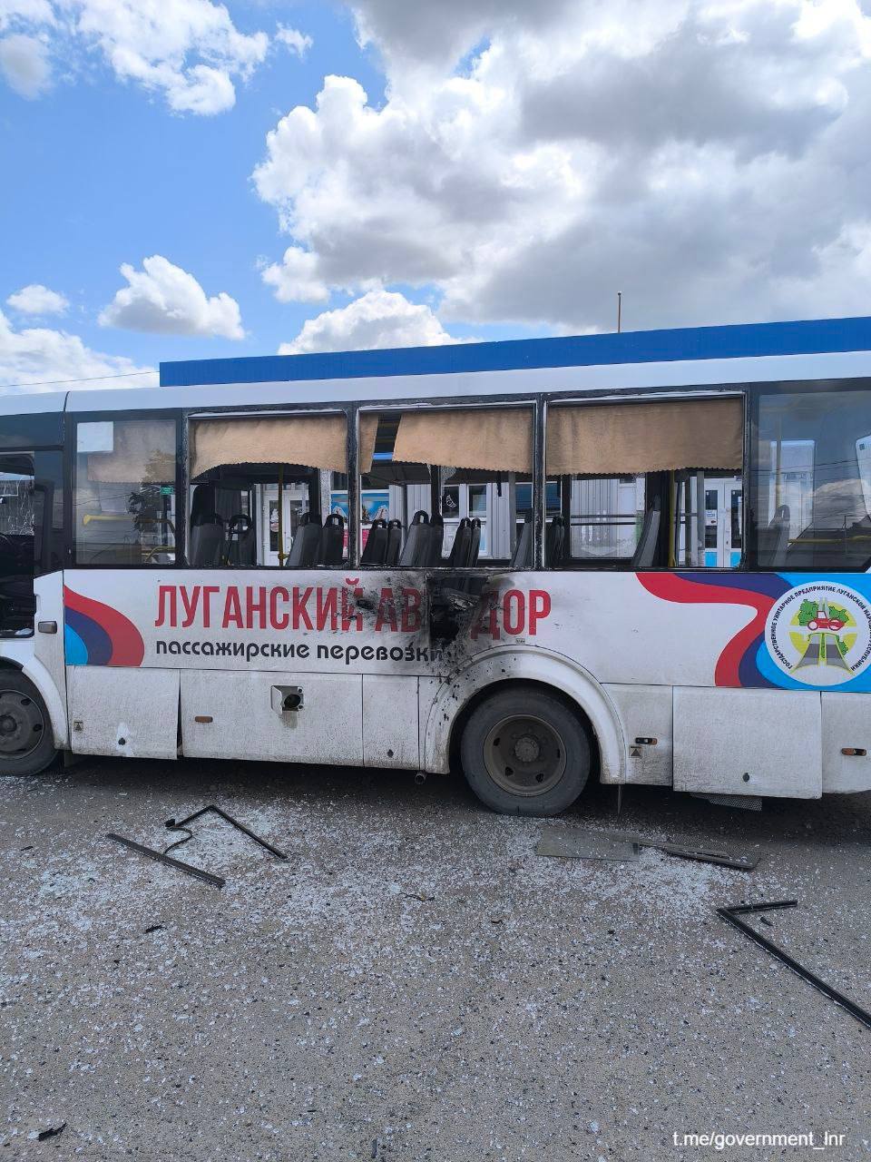 Три человека пострадали при атаке украинского дрона на автобусную остановку в городе Сватово в ЛНР, сообщает правительство региона.