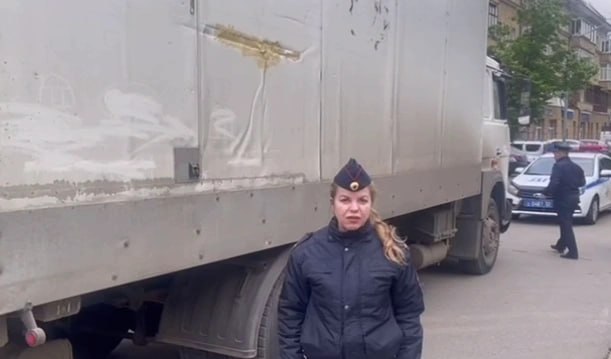 9-летний мальчик погиб под колесами грузовика на Комсомольской улице. 30-летний водитель за рулем МАЗа сбил школьника-пешехода сегодня днем. Позже мальчик скончался. Подробности трагедии неизвестны. На месте работает оперативная группа. Подпишись Предложи новость