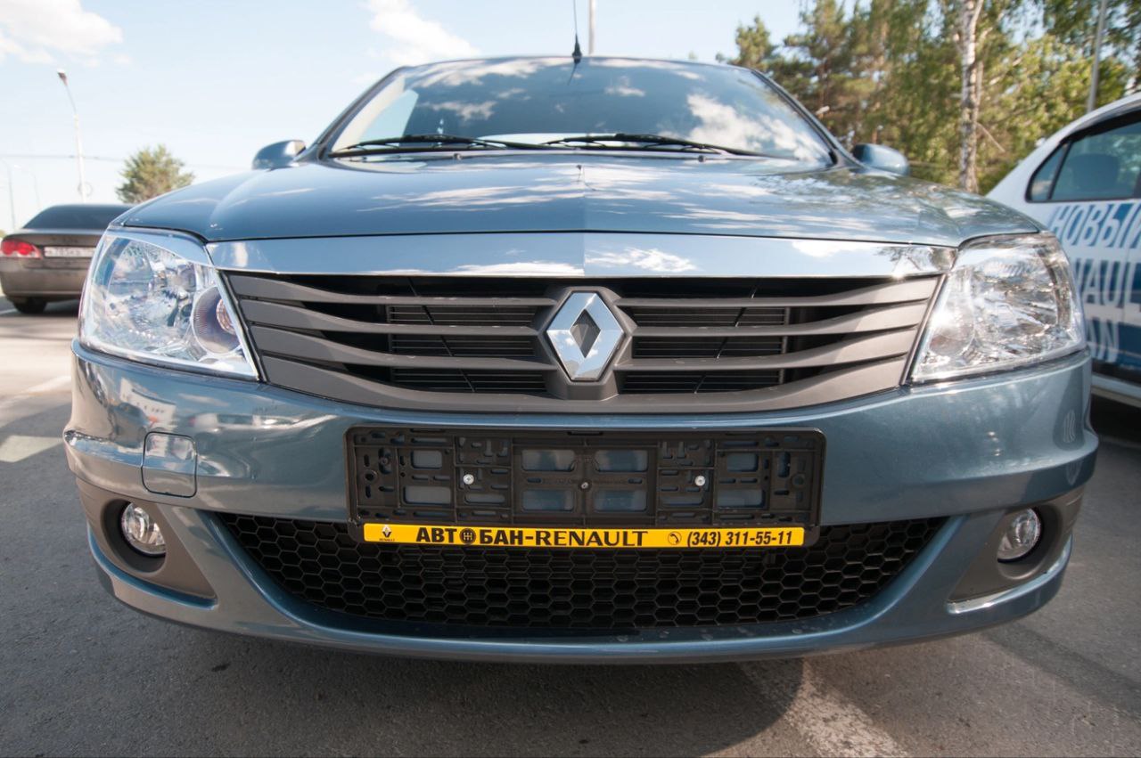 Renault попыталась запатентовать свой бренд в России Французский концерн может остаться без товарного знака в России Роспатент предварительно отказал Renault в регистрации бренда Reno для продажи и производства автомобилей То есть они хотели продавать у нас машины под маскировочным брендом Reno Основная причина отказа Роспатента несовпадение адреса в новой заявке с данными в государственном реестре При этом ранее зарегистрированный знак принадлежит самой Renault Чтобы исправить ситуацию компании нужно всего лишь обновить свои данные в реестре В 2022 году Renault передал свой пакет акций в АвтоВАЗе государству но сохранил опцион на обратный выкуп в течение шести лет Гендиректор Renault ранее не исключал возвращения бренда на российский рынок У компании есть несколько недель чтобы ответить на уведомление Роспатента