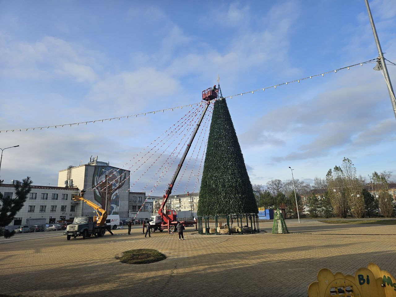Елки возвращаются Казань готовится к Новому году Во всех районах Казани появятся 37 праздничных елок Большинство городков установят в начале декабря а торжественные открытия запланированы незадолго до Нового года Первая елка уже радует жителей возле ДК Химиков в Московском районе В других районах работы по установке деревьев начнутся в начале декабря В Вахитовском и Приволжском районах появится семь елок Перед ДК Мирный установят праздничное дерево впервые а возле ДЦ Экият появится 10 метровая светодиодная ель Советский район украсит 14 деревьев Кировский и Московский по 10 Ново Савиновский и Авиастроительный по пять а в Старом городе одна Во время открытия горожан ждут театрализованные шоу концерты встречи с Дедом Морозом и Снегурочкой inkazanischa теперь и в МАХ