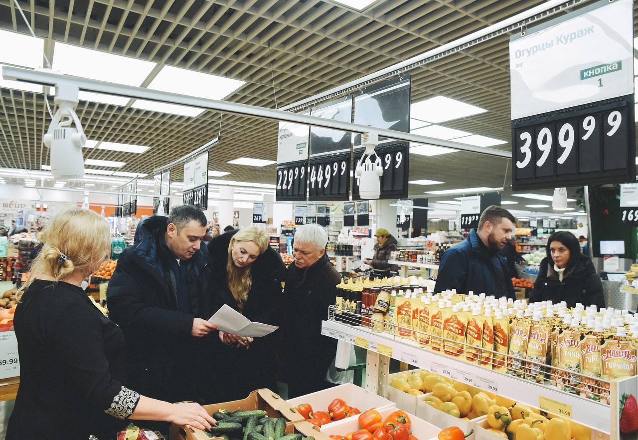 В Курской области наблюдается рост цен на продукты, что вызывает беспокойство у местных жителей    В декабре ФАС была подключена к решению этой проблемы. На заседании правительства области озвучили данные Курскстата о снижении цен на половину социально значимых продуктов.     Вместе с уполномоченным по правам человека и представителями правительства и Минпромторга был проведен мониторинг цен в трёх магазинах.     В магазине «Линия» были замечены как снижения  сахар, сметана, масло , так и роста  яйца, лук, огурцы  цен.     В «Европе» цены на многие товары ниже средних, однако картофель и огурцы подорожали.     В «Пятёрочке» динамика цен неоднозначная: по овощам рост, по молочным продуктам снижение.   - На месте общался с покупателями, обсуждали их ежедневные траты. Люди подтверждают: несмотря на падение цен на ряд продуктов, многие позиции остаются «кусачими», - отметил врио Губернатора Курской области Александр Хинштейн.    Запланировано усиление мониторинга цен, оперативный контроль и взаимодействие с Минпромторгом и Минсельхозом для регулирования ситуации.     «Вести.Курск». Только проверенная информация.