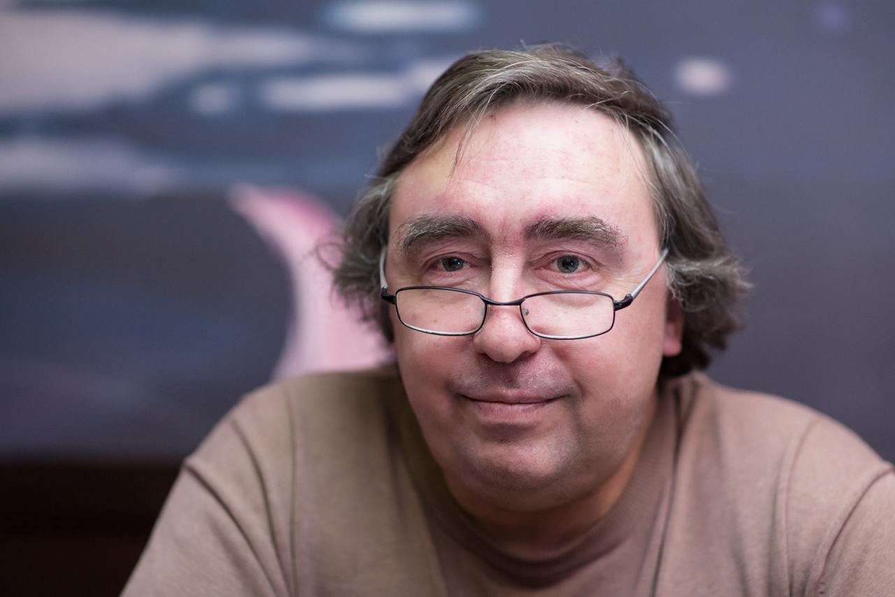 Сооснователь «Диссернета» Андрей Ростовцев уволен из Института проблем передачи информации ИППИ РАН в связи с прогулом — RTVI со ссылкой на текст приказа об увольнении и самого ученого Физик сообщил, что примерно год назад он перестал получать зарплату в институте и что «с самого начала» у него «не было обязанности приходить на работу». По словам Ростовцева, от него требовали объяснительную по поводу отсутствия на рабочем месте, но он «никакой объяснительной не писал, после этого увольняют». По данным научной электронной библиотеки eLIBRARY, Ростовцев был самым цитируемым сотрудником ИППИ, за ним следует сооснователь «Диссернета» Михаил Гельфанд. Год назад последний был также уволен из института, позднее суд признал увольнение незаконным и обязал руководство восстановить ученого в должности. Как пишет RTVI, увольнения ведущих сотрудников ИППИ начались после назначения директором Максима Федорова летом 2023 года, на фоне конфликта с новой дирекцией из ИППИ ушло «множество» научных работников.