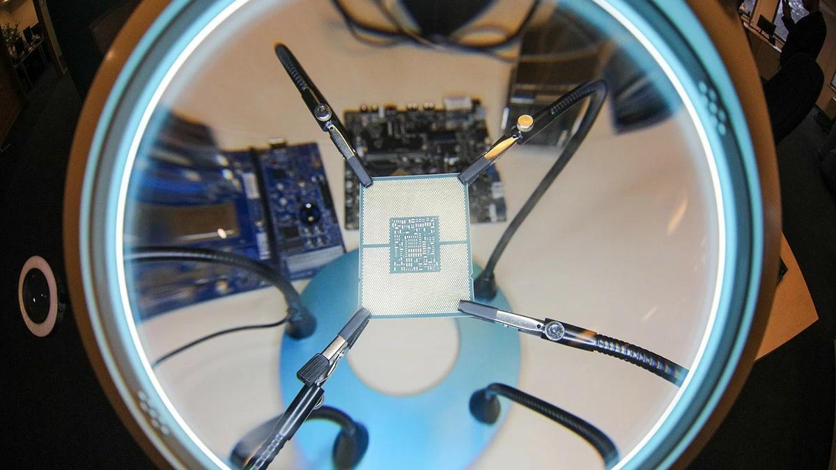 Правительство подготовило индикаторы повышения уровня технологического развития российской экономики Всего предлагается ввести восемь показателей эффективности Один из них доведение комплексного индекса технологической независимости до 100 к 2030 г Сейчас согласно плану он составляет 10 69 Под технологической независимостью понимается разработка отечественных технологий и создание продукции с сохранением национального контроля над критическими и сквозными технологиями для экспорта или замещения на внутреннем рынке говорится в методике Кроме того индекс планируется рассчитывать по отраслям это второй индикатор повышения уровня технологического развития в плане За каждое направление ответственными назначены профильные министерства и вице премьеры Увеличение индекса запланировано по таким отраслям здравоохранение в 2 3 раза с 35 в 2025 г до 80 в 2030 г беспилотные авиационные системы в 2 раза с 42 5 до 81 1 новые материалы и химия в 2 раза с 50 35 до 100 т опливно энергетический комплекс в 1 5 раза с 43 до 90 средства производства в 1 4 раза с 68 до 95 продовольственная безопасность в 1 4 раза с 47 6 до 66 7 космическая деятельность в 1 3 раза с 58 5 до 74 4 Третий индикатор количество технологических компаний осуществивших размещение ценных бумаг на бирже По этому направлению запланирован рост с одной компании в 2025 г до 44 в 2030 г Еще один целевой показатель увеличение объема выручки МТК Рост выручки запланирован с 710 млрд руб в 2025 г с постепенным увеличением на треть ежегодно до 1 95 трлн руб в 2030 г Пятый показатель рост плотности роботизации Запланировано ее увеличение с 25 единиц на 10 000 населения в 2025 г до 145 к 2030 г Также запланировано достижение цифровой зрелости государственного и муниципального управления ключевых отраслей экономики и социальной сферы в том числе здравоохранения и образования Это связано с ускоренным внедрением технологий обработки больших объемов данных машинного обучения и искусственного интеллекта Рост цифровой зрелости должен вырасти с 45 в 2025 г до 100 в 2030 г следует из плана Президент определил цифровую трансформацию в качестве одной из национальных целей развития страны Для ее реализации в первую очередь планируется развить отечественную инфраструктуру передачи и обработки данных создать собственные электронные платформы в ключевых секторах экономики и государственном управлении Стоит задача перевести 80 российских организаций на использование отечественных решений к 2030 г Согласно плану должны увеличиться внутренние затраты на исследования и разработки за счет всех источников это еще один индикатор С текущих 1 04 ВВП планируется рост показателя до 2 ВВП в 2030 г Также планируется увеличить оборот розничной торговли товарами и услугами на посреднических цифровых платформах следует из плана При этом показателей по этому индикатору в плане пока нет его отдельным решением установит Минэкономразвития Telegram Дзен MAX