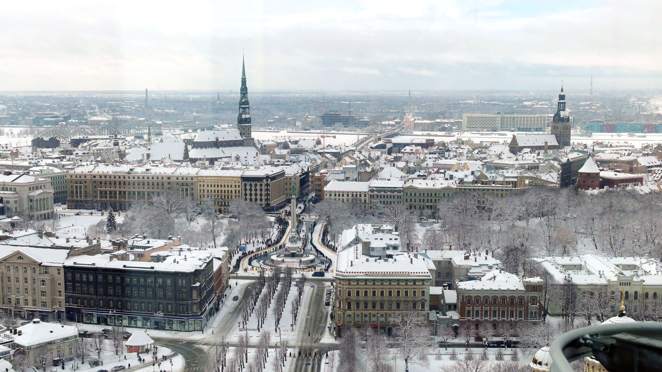 Латвийские власти с 1 января вводят запрет на русскоязычное теле и радиовещание в государственных СМИ повышают НДС до 21 на продажу периодики и книг на русском языке а также запрещают изучение русского языка как второго иностранного в школах Латвия таким образом создает единое информационное пространство весь контент которого должен быть только на латышском или на одном из языков Евросоюза Рига объясняет это соображениями национальной безопасности закрывая глаза на то что почти 40 жителей страны говорят на русском языке В России считают такой подход проявлением агрессивного шовинистического национализма В ООН заявляют о дискриминации русскоязычного населения Латвии ШОВИНИСТИЧЕСКИЙ НАЦИОНАЛИЗМ