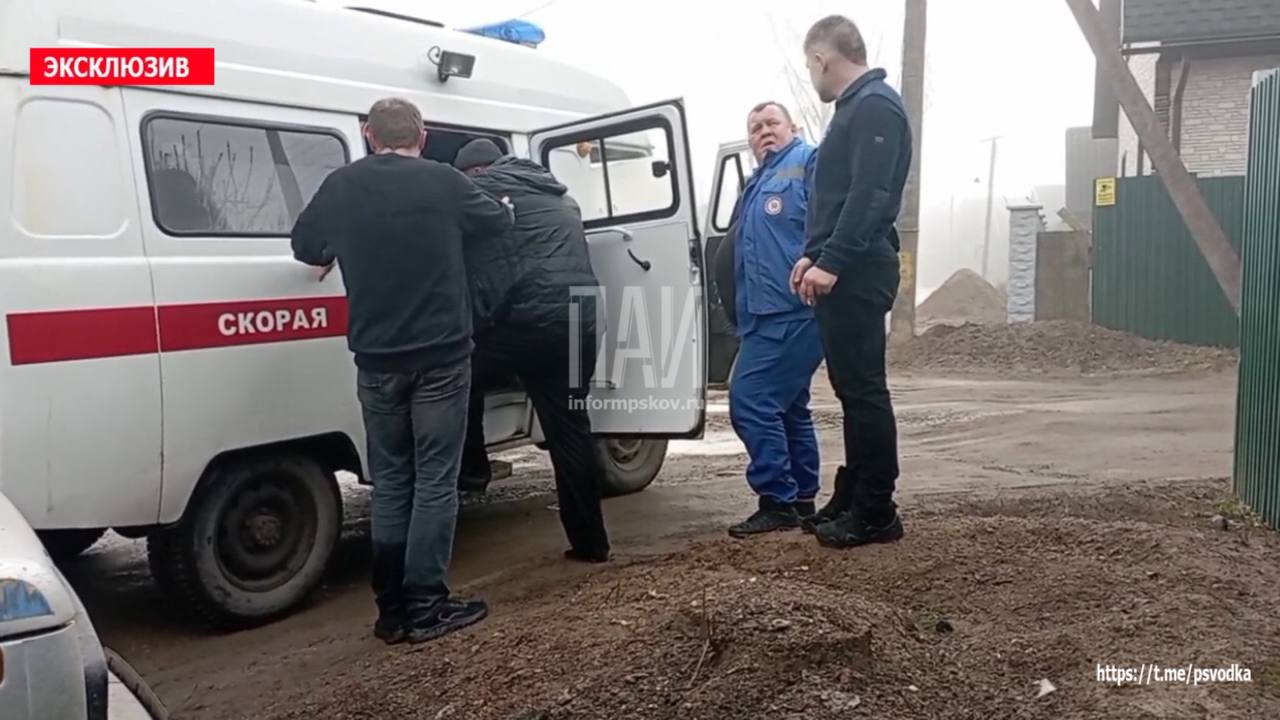 В Невеле мужчина провалился под лед на озере в районе центрального пляжа  Пострадавший кричал о помощи, что привлекло внимание очевидцев.  На место происшествия оперативно прибыли пожарные, сотрудники полиции и бригада скорой помощи.  Из-за густого тумана видимость была крайне ограничена, что затрудняло поиски. Однако благодаря слаженным действиям сотрудников полиции и пожарных мужчину удалось обнаружить. Его вытащили на берег и передали медикам, которые госпитализировали его в медицинское учреждение для дальнейшего обследования и лечения.  Обстоятельства происшествия уточняются.