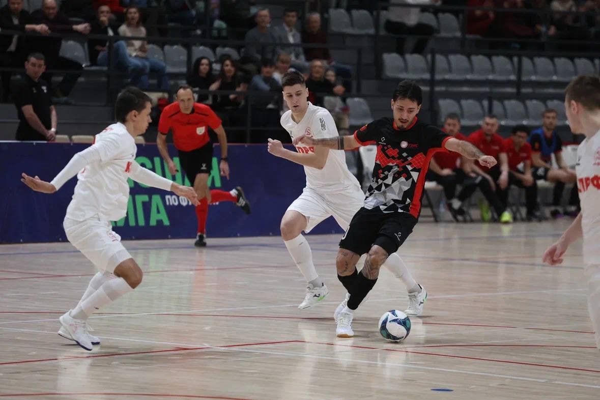 Тульский ТЗМС упрочил свое лидерство в Высшей лиге по мини футболу Поединок состоялся 27 декабря в многофункциональном спортивном комплексе Тулица Игрокам тульского ТЗМС предстояло противостоять московскому КПРФ 2 Соперники туляков шесть раз выигрывали Высшую лигу Однако для выявления победителя не хватило основного времени матч закончился со счётом 4 4 Тогда началась серия пенальти в которой сильнее оказалась тульская команда забившая 4 гола и пропустившая на один мяч меньше Сейчас ТЗМС возглавляет турнирную таблицу Высшей лиги по футзалу Тульские игроки заработали 26 очков за 11 матчей Фото Министерство спорта Тульской области 1  2   Подпишись на новости Мы в MАХ