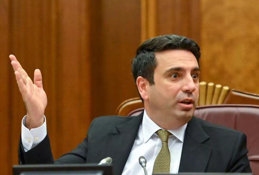 Спикер НС Армении Ален Симонян подал заявление в правоохранительные органы потому что в подкасте Имнемними в его адрес прозвучали оскорбительные выражения и угрозы По сообщению пресс секретаря Симоняна спикер требует от Вазгена Сагателяна публично извиниться в соцсети в течение 5 рабочих дней взыскать 2 000 000 драмов за оскорбления содержащиеся в публикациях Они вмешивались в интимную жизнь других оскорбляли и угрожали В Армении закон должен покарать всех кто совершает хулиганство угрожает оправдывает насилие сказал журналистам Симонян Caucasian bureau