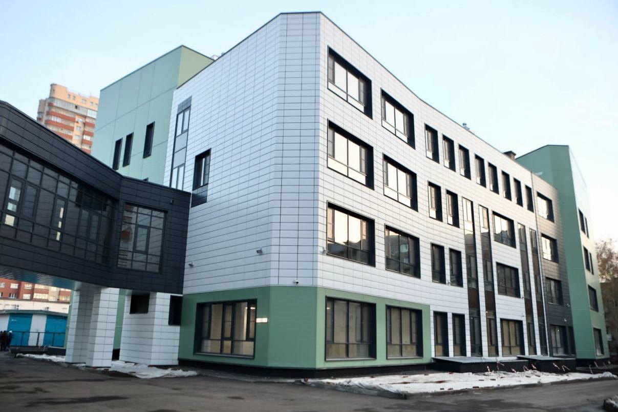 Завершили строительство нового корпуса Экономического лицея на улице Крылова Объект построен в рамках национального проекта Молодёжь и дети Четырёхэтажное здание рассчитано на 250 новых учебных мест Внутри современные учебные кабинеты мастерские спортзал столовая и пространства для медиа направлений Новый корпус соединён с действующим зданием тёплым переходом Для центральной части города где нагрузка на школы традиционно высокая это важное решение лицей сможет принять больше ребят