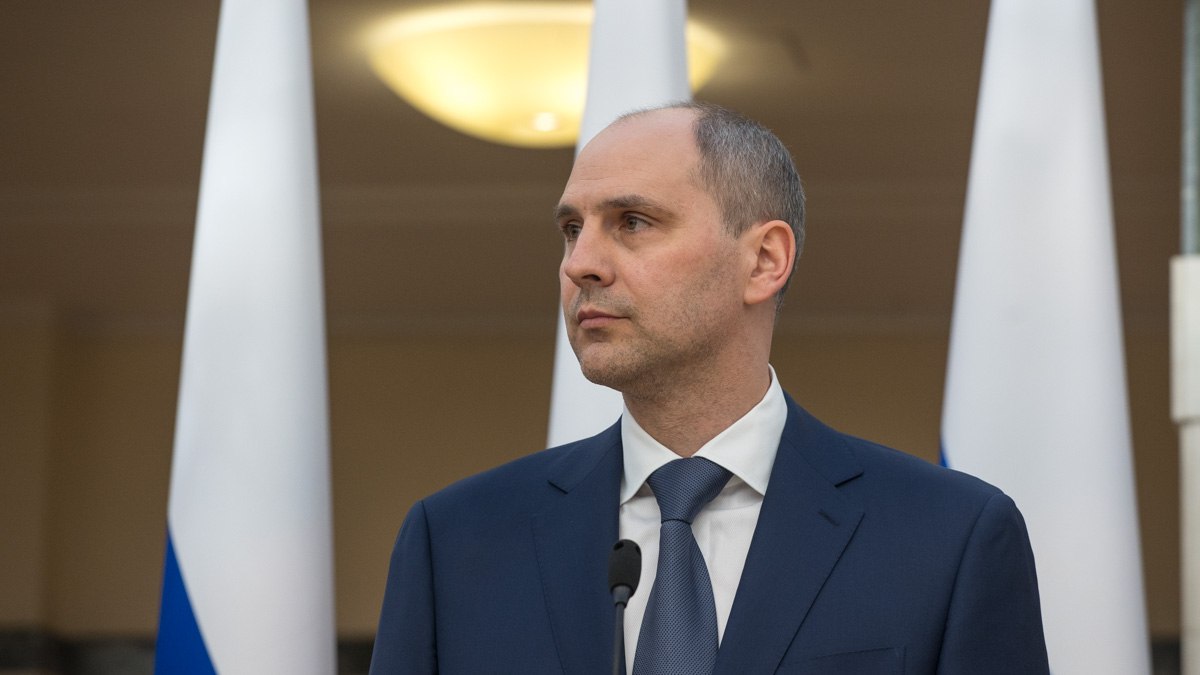 Мошенники создали липовый телеграм канал Дениса Паслера и публикуют в нем дипфейки Реальные новости в фейковом канале врио губернатора чередуются со сгенерированным нейросетями контентом В одном из таких постов фейковый Денис Паслер заявляет о вступлении в антивоенную организацию Источники 66 RU в силовых структурах называют эту информацию полностью не соответствующей действительности Отличить фейковый телеграм канал от реального просто официальные аккаунты должностных лиц отмечены специальной маркировкой Роскомнадзора Фото Антон Буценко 66 RU Новости из Екатеринбурга