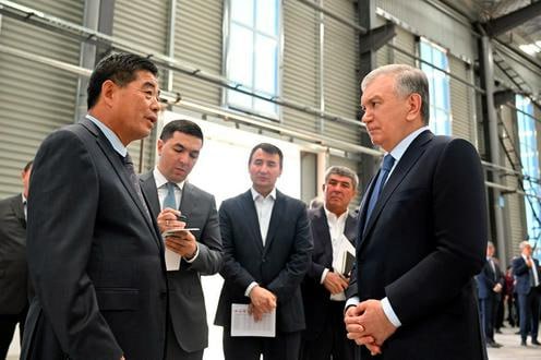 В Джизакской области Узбекистана китайские инвесторы запустили первые проекты в особой промышленной зоне «Зааминский технопарк». Уже введено в эксплуатацию предприятие по выпуску бетонных изделий китайской компании Xinjiang Honglin Tiandi стоимостью $10 млн, где трудоустроено 60 человек, а на финальной стадии находится завод по производству бытовой техники бренда Midea с инвестициями $42 млн и 150 рабочими местами. Всего в рамках первой очереди реализуются 16 проектов на $300 млн, во второй запланировано ещё 5 проектов на $250 млн, включая производство медицинского оборудования, компьютеров, стройматериалов и обуви. Подробнее на сайте "Ферганы"