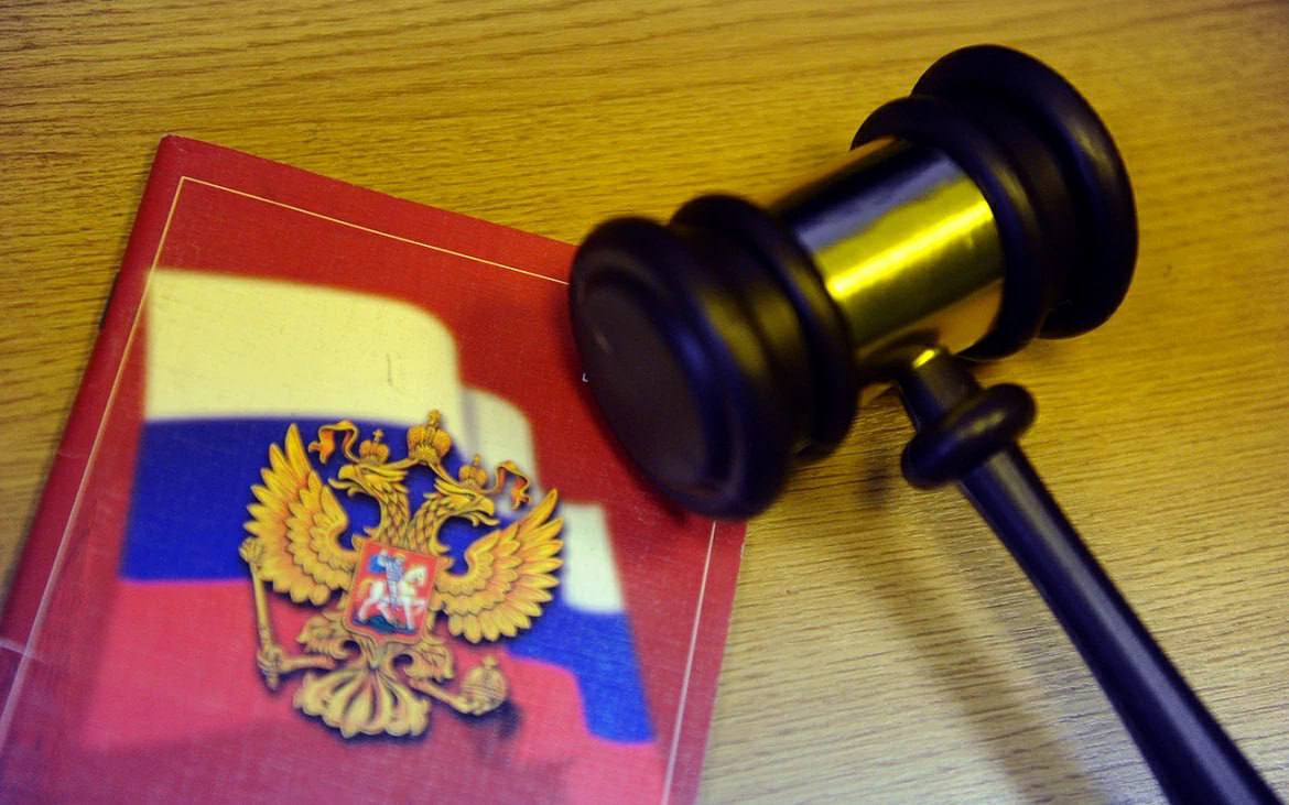 В Приморском крае пред судом предстанут трое местных жителей за незаконную добычу краба Следователем Следственной части Следственного Управления УМВД России по Приморскому краю завершено расследование уголовного дела в отношении трёх мужчин в возрасте 39 38 и 25 лет Им предъявлено обвинение по ч 3 ст 256 УК РФ незаконная добыча водных биологических ресурсов По версии следствия обвиняемые не имея разрешения на вылов в акватории заливов Китовый и Посьет Японского моря незаконно добыли 264 особи краба Их противоправные действия пресекли сотрудники Пограничного управления ФСБ России по Приморскому краю Все обнаруженные водные биоресурсы находились в живом состоянии и были выпущены в естественную среду обитания Ущерб причиненный государству в результате браконьерской деятельности приморцев мог составить более 4 млн рублей В рамках уголовного дела судом наложен арест на автомобиль принадлежащий одному из фигурантов Расследование завершено Доказана причастность фигурантов к совершению экологического преступления Уголовное дело с утверждённым прокурором обвинительным заключением направлено в суд для рассмотрения по существу t me prim police vk com public180487861 ok ru group 55028167540942 25 мвд рф
