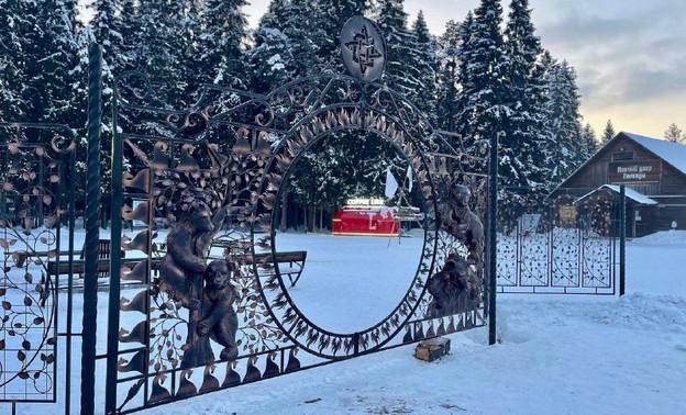 11 мая в спортивно-туристическом комплексе Порошино пожар уничтожил «Хлыновскую заставу». Накануне вечером там проводилось огненное шоу. Это не первая громкая история, связанная с одним из самых популярных мест отдыха кировчан. Рассказываем о резонансных ситуациях, связанных с комплексом. Фото: /5033