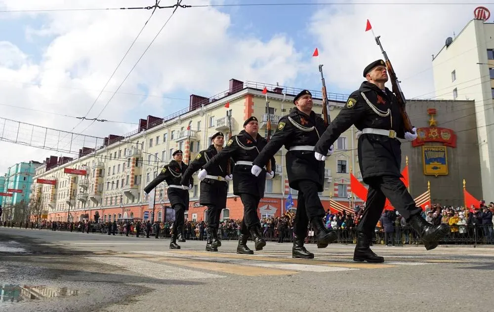 Парад Победы в этом году в Мурманске могут отменить В плане праздничных мероприятий утверждённых администрацией города отсутствуют данные непосредственно о проведении парада 9 мая в честь 81 й годовщины Победы в Великой Отечественной войне состоятся праздничные мероприятия народные гулянья и торжественный митинг   При этом в планах городской администрации от 2024 и 2025 годов один из пунктов был посвящён содействию в организации проведения праздничного военного парада В этом году упоминания праздничного парад нет Официального подтверждения об отмене парада в Мурманске пока нет Подписаться на Афишу
