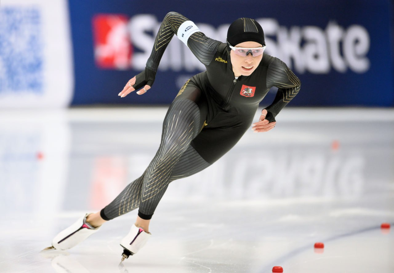 Чемпионка России по конькобежному спорту Саютина в разговоре с Матч ТВ поддержала идею ISU провести объединённый ЧМ Ожидается что международный союз конькобежцев в 2026 году представит проект ЧМ в который будут включены конькобежный спорт шорт трек фигурное и синхронное катание Я очень рада идея шикарная Можно устроить обмен аудиторией получается такая Олимпиада на минималках Ещё круче если спортсмены будут жить в одном месте и для них будут организованы общие мероприятия помимо соревнований для объединения и новых знакомств Это круто Мы живём в такое время когда сложно привлечь большое внимание к спорту Сейчас век технологий и информации что к сожалению сильно влияет на спорт не в лучшую сторону и нам нужны такие перемены Мне кажется это будет очень интересно зрителю и полезно спорту news matchtv РИА Новости Владимир Астапкович