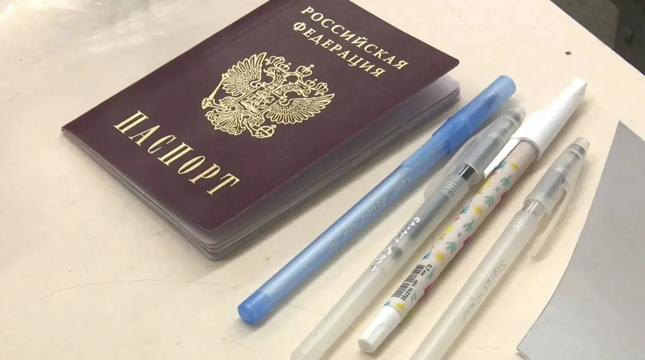 И в продолжение темы экзаменов В Орловской области два девятиклассника решились на досрочную сдачу ОГЭ Этап ГИА 9 стартовал сегодня с экзамена по математике В нашем регионе задействован один пункт проведения экзаменов на базе школы 7 города Орла в аудитории установлено офлайн видеонаблюдение сообщили в Региональном центре оценки качества образования Результаты этого экзамена станут известны не позднее 28 апреля А 24 апреля состоится ГИА по русскому языку Эти два госэкзамена по математике и русскому являются обязательными для получения аттестата