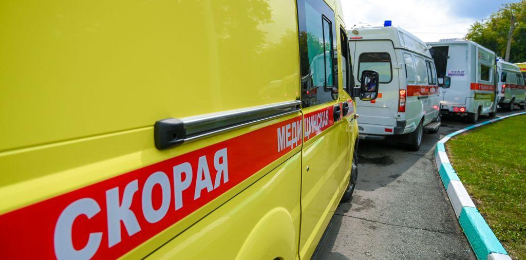 В Челябинске у 10-летнего футболиста во время тренировки случился инсульт В разгар игры на футбольном поле мальчику стало плохо, и он упал без чувств. Ребенка экстренно доставили в травмпункт частной клиники, где у него заподозрили инсульт. Инцидент произошел вечером 14 мая. Потерявшему сознание мальчику вызвали скорую помощь, но родители решили не дожидаться бригады медиков и сами отвезли сына в частный медцентр на Труда. Там, по словам очевидцев, ребенка осмотрели и срочно рекомендовали положить его в больницу из-за признаков острого нарушения кровоснабжения. В пресс-службе регионального минздрава «Вечерке» подтвердили факт вызова скорой помощи на футбольное поле. — В настоящее время мальчик госпитализирован бригадой скорой медицинской помощи и находится под наблюдением специалистов в медицинском учреждении, — прокомментировали в ведомстве, воздержавшись от дополнительных уточнений о состоянии ребенка. Голосовать за канал
