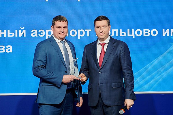 Аэропорт Кольцово стал победителем национальной премии Воздушные ворота России Международный аэропорт Екатеринбурга одержал победу в номинации Лучший аэропорт года свыше 6 млн пассажиров в год Награду исполнительному директору аэропорта Кольцово Александру Пастухову вручил генеральный директор ФГУП Госкорпорация по ОрВД Андрей Булин на полях национальной выставки инфраструктуры гражданской авиации НАИС 2026 которая в эти дни проходит в Москве Об этом сообщает AVIA RU со ссылкой на данные воздушной гавани За 2025 год наш аэропорт обслужил около 8 миллионов 385 тысяч пассажиров поставив очередной рекорд по пассажиропотоку Кольцово помогает уральцам путешествовать по сотне внутрироссийских и зарубежных направлений Аэропорт Екатеринбурга работает более чем с тремя десятками авиаперевозчиков два из которых являются базовыми для авиагавани aviaru net n292190