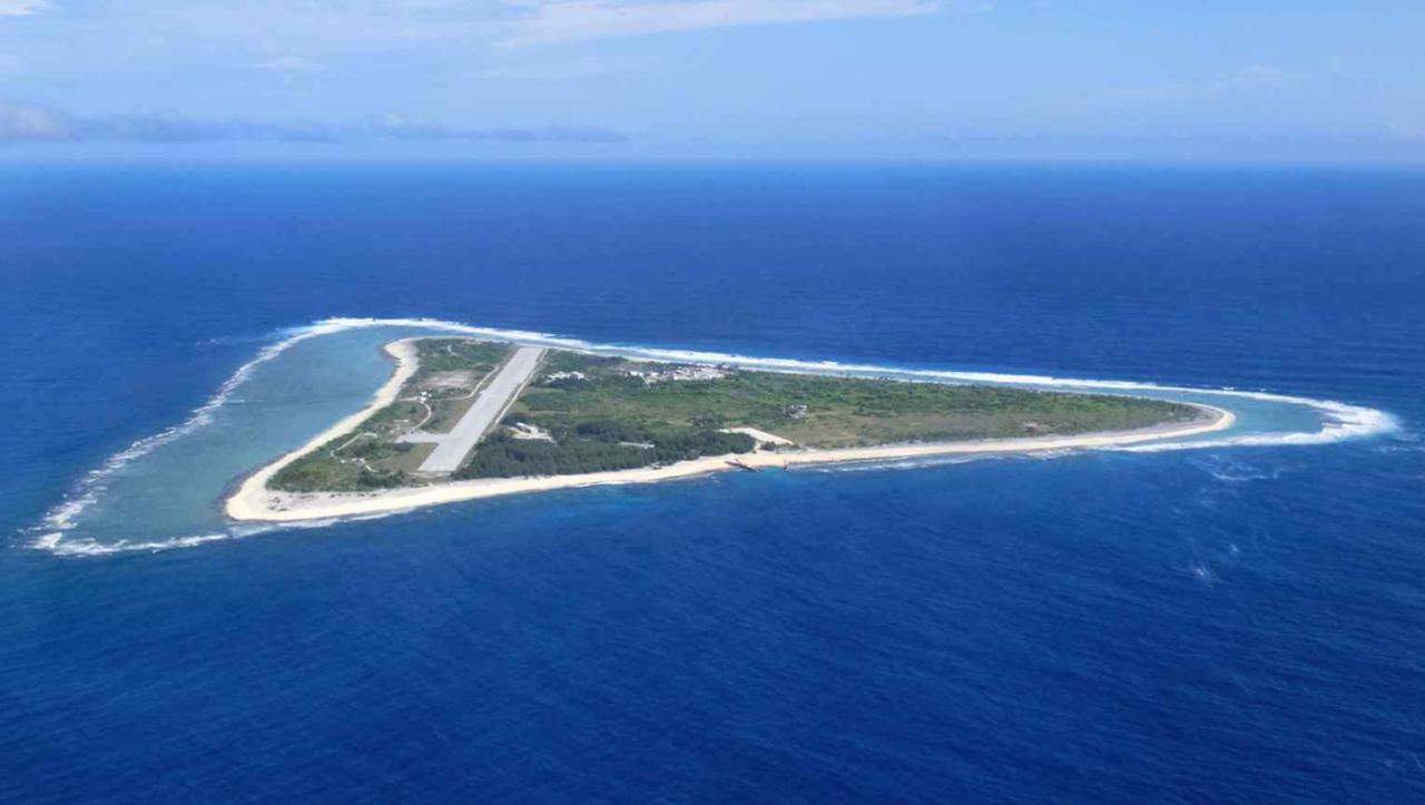 Япония добралась до морского дня в поисках редкоземельных металлов В понедельник Япония объявила о первой успешной попытке добычи редкоземельных минералов из отложений на глубине 6000 метров Пока речь идёт об образце который будут всячески исследовать Образец был добыт японским исследовательским судном Чикю которое в середине января отправилось к отдаленному японскому атоллу Минамитори в Тихом океане Окружающие воды считаются потенциально богатыми ценными минералами По оценкам Nikkei район вокруг Минамитори расположенный в пределах исключительной экономической зоны Японии содержит более 16 миллионов тонн редкоземельных элементов что делает его третьим по величине месторождением в мире