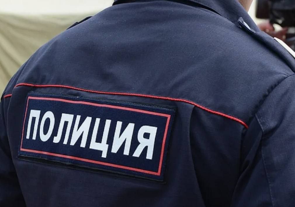 Житель города Елизово потерял почти 300 000 рублей поверив дистанционным мошенникам В ОМВД России по Елизовскому району поступило заявление от 35 летнего местного жителя о мошенничестве в результате которого он лишился крупной суммы денег   Установлено что мужчина нашёл в интернете объявление о продаже снегохода Для уточнения деталей он позвонил продавцу который рассказал мужчине о необходимости внести предоплату за него Доверчивый мужчина перевёл на расчётный счёт банковской карты злоумышленника 290 000 рублей После перевода денег продавец исчез а снегоход так и не был получен Следственным отделом ОМВД России по Елизовскому району возбуждено уголовное дело по признакам преступления предусмотренного частью 3 статьи 159 Уголовного кодекса Российской Федерации Мошенничество Санкцией статьи предусмотрено максимальное наказание в виде лишения свободы на срок до шести лет В настоящее время проводятся оперативно розыскные мероприятия направленные на установление обстоятельств преступлений и выявление причастных лиц Сотрудники полиции напоминают жителям Камчатки о правилах безопасных онлайн покупок проверяйте сайты ищите отзывы смотрите историю домена уточняйте юридические данные компании Не доверяйте сомнительным скидкам если цена подозрительно низкая это повод насторожиться Оплачивайте покупки безопасными способами используйте только официальные платформы с защитой платежей Никогда не переводите деньги частным лицам особенно если общение ведется только в мессенджере Будьте бдительны Полиция Камчатки