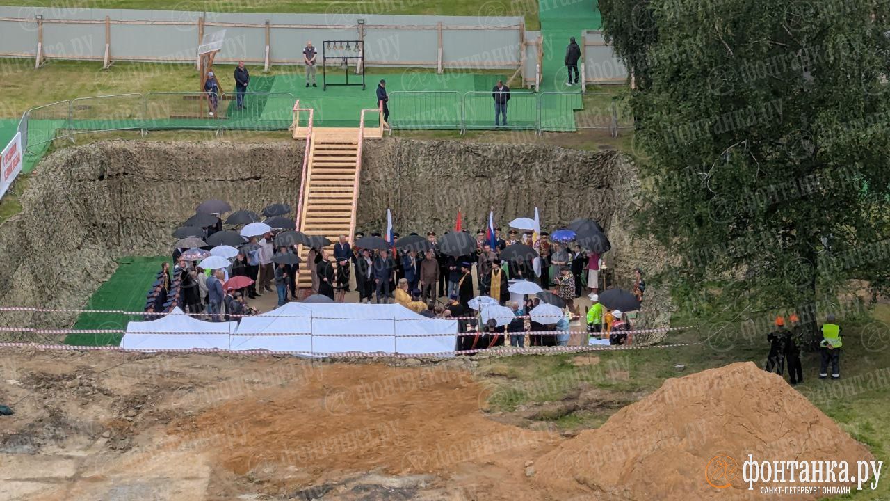 В Пушкине дали старт строительству «Храма-воина». Во время церемонии состоялось освящение закладного камня. Кроме губернатора Петербурга, церемонию посетили Сергей Лавров, Леонид Слуцкий, а также представители духовенства. Беглов и Лавров поставили подписи на закладной грамоте.